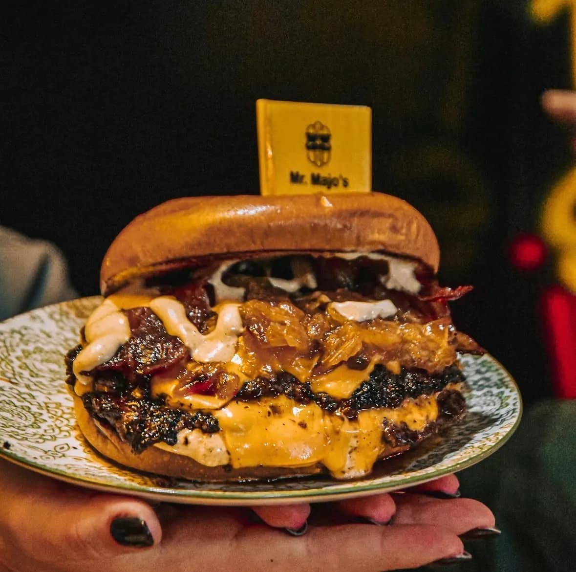 Burger doble de Mr. Majo's con el pick de la casa